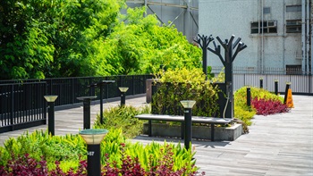 The Roof Garden provides a secluded space with seating area. The colourful plants add splashes of nature’s colour to the brick-dominated park.